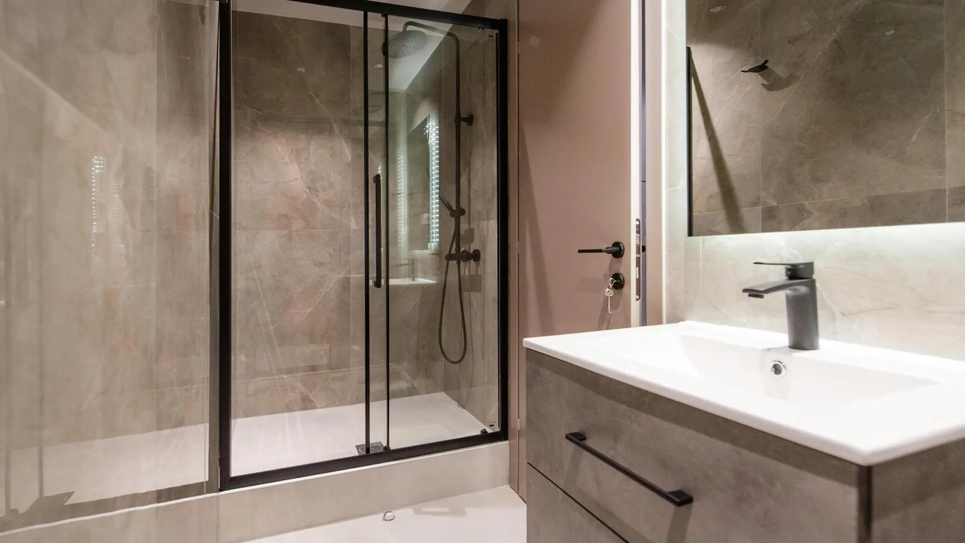 Aura F24 Apartments By Halu! - Vibrant Neighbourhood Salonic